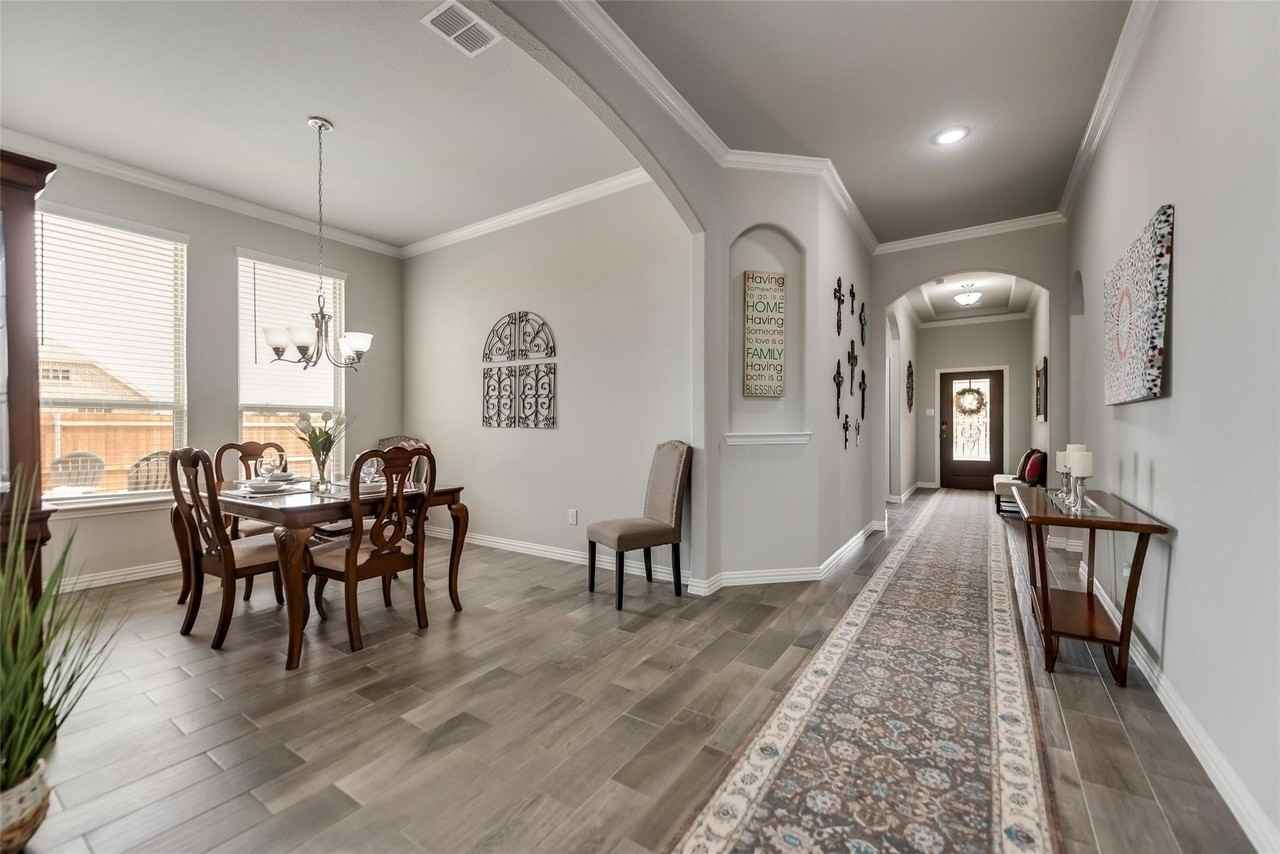 639 Devonshire - Photo 4 of 29