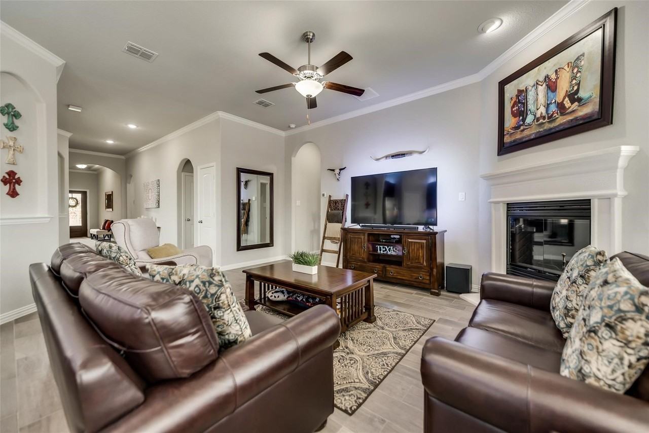 639 Devonshire - Photo 5 of 29
