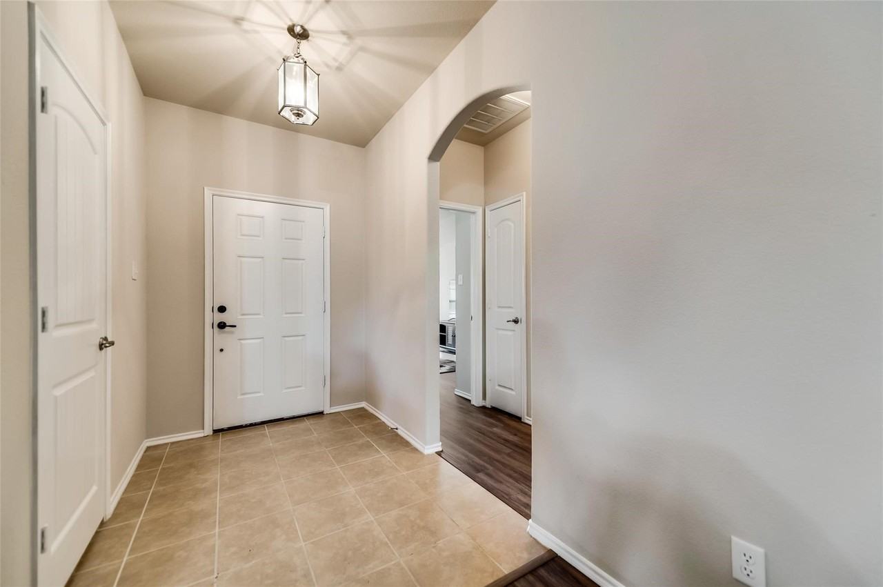 1512 Syracuse Dr - Photo 3 of 21