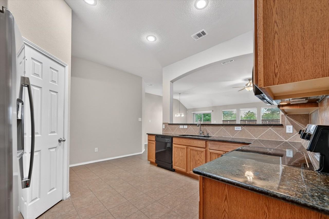 5640 Lincolnwood Dr - Photo 6 of 29