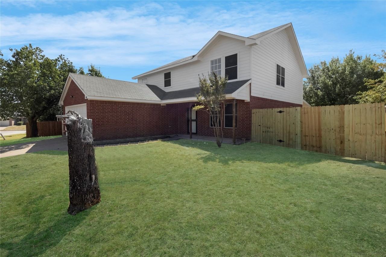 408 Centennial Pl - Photo 2 of 40