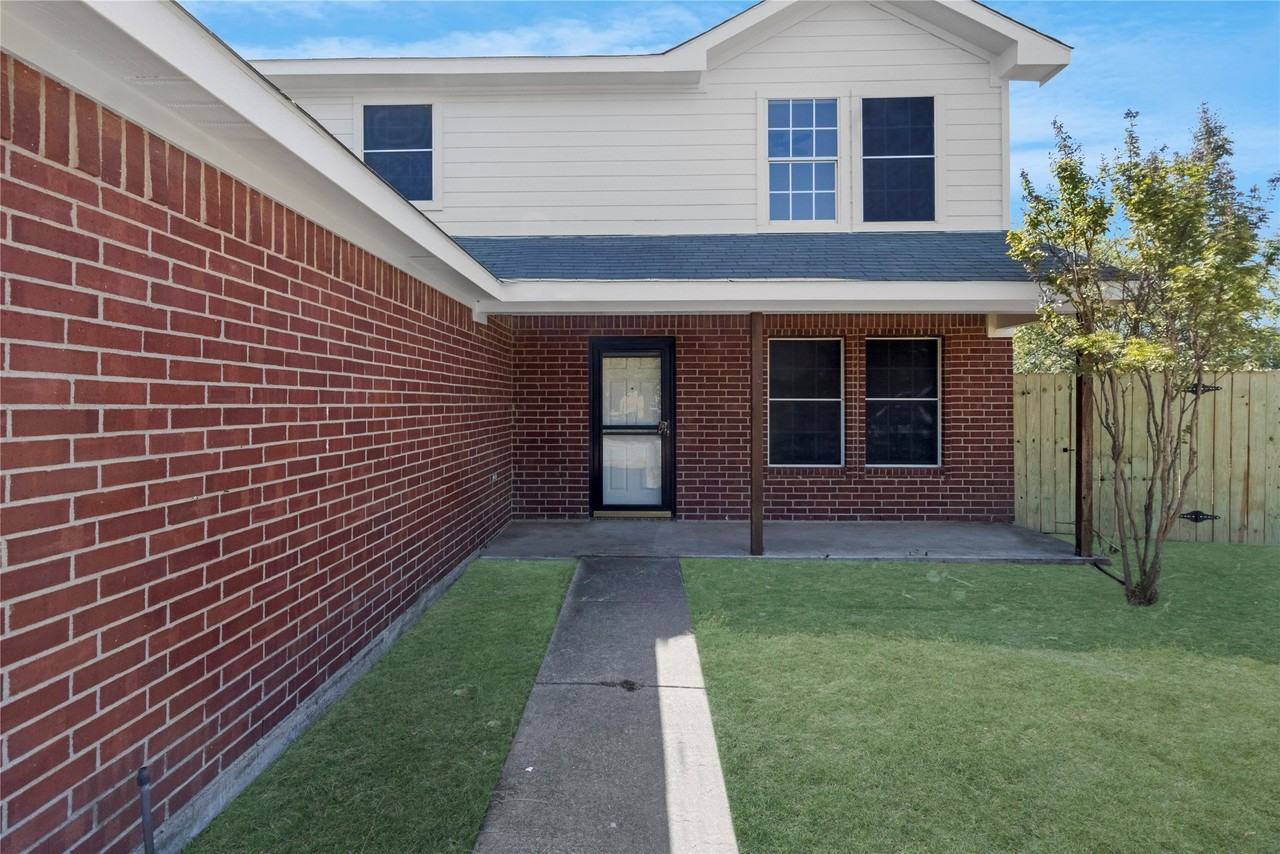 408 Centennial Pl - Photo 3 of 40