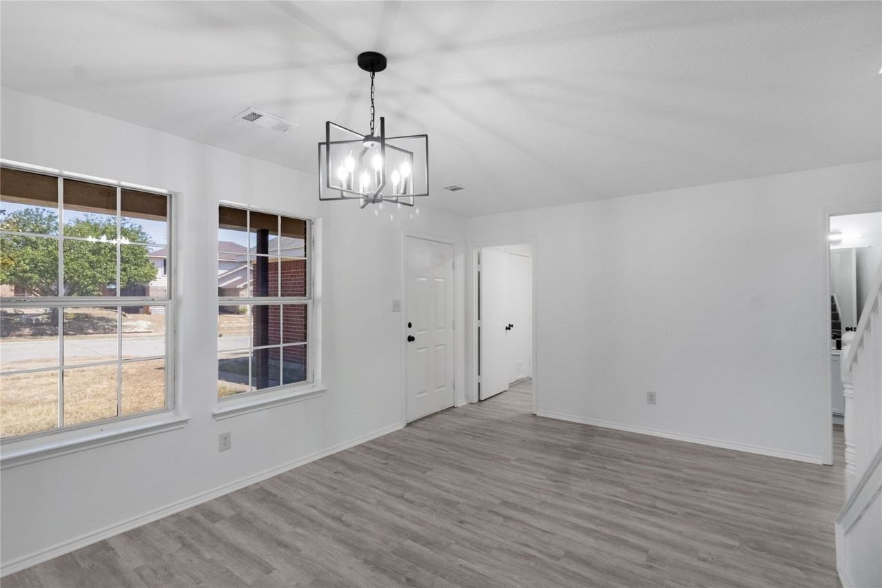 408 Centennial Pl - Photo 4 of 40