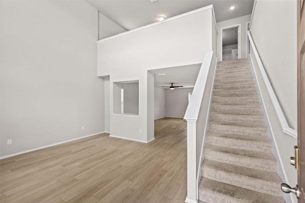 7904 Schooner Dr - Photo 3 of 32