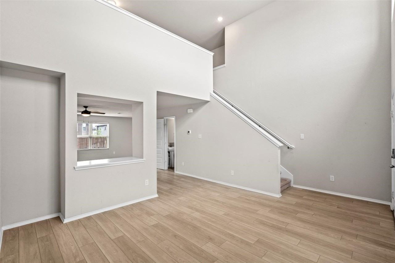 7904 Schooner Dr - Photo 4 of 32