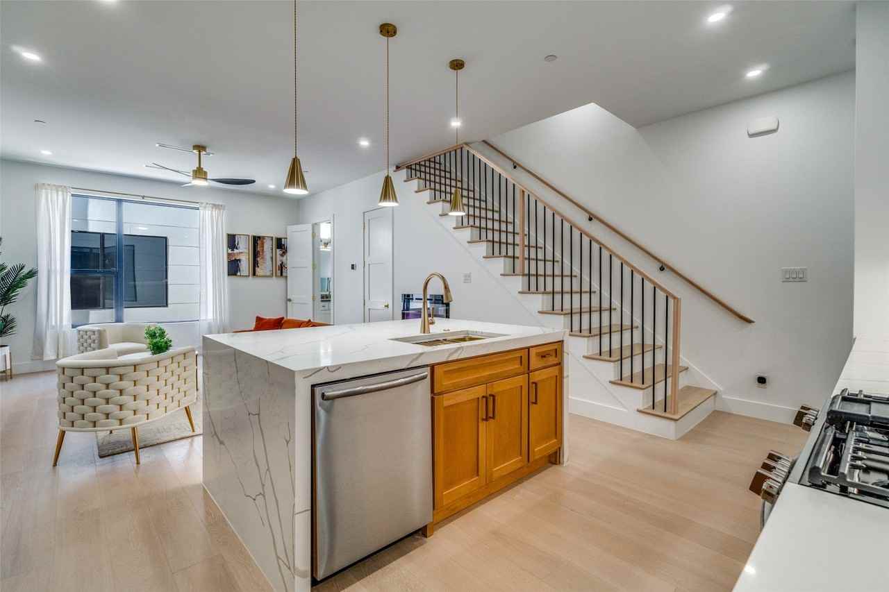 710 W 10th St #101 - Photo 3 of 31