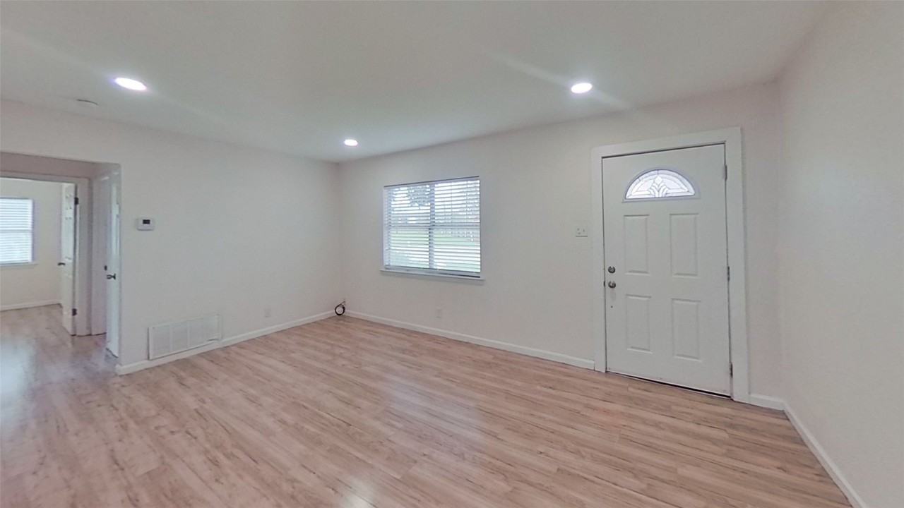 2320 Brockbank Dr - Photo 6 of 22