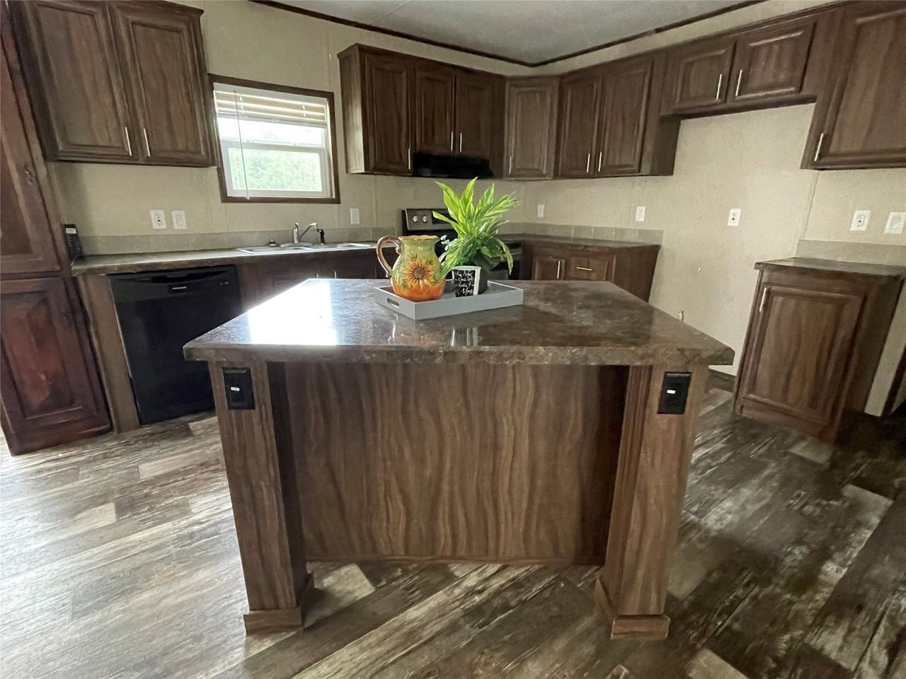 9505 Janet - Photo 2 of 13
