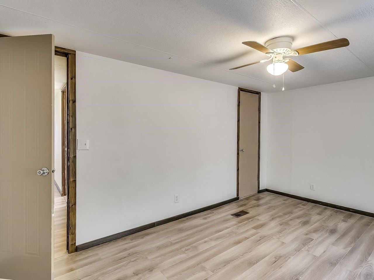 1802 Whispering Oaks St - Photo 4 of 25