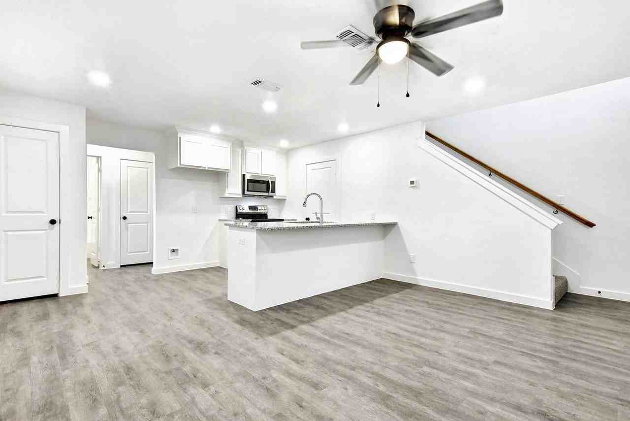 319 E Hull St - Photo 3 of 19