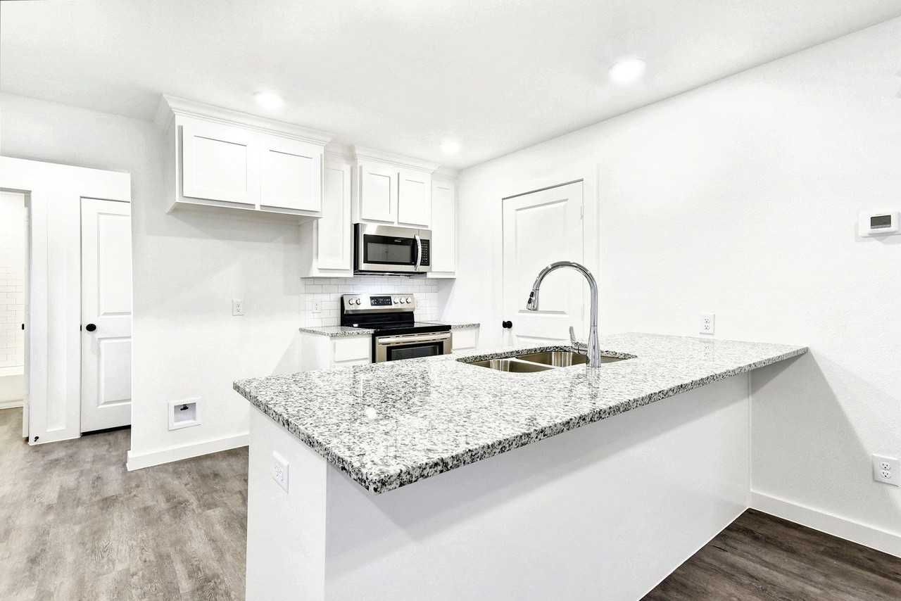 319 E Hull St - Photo 4 of 19