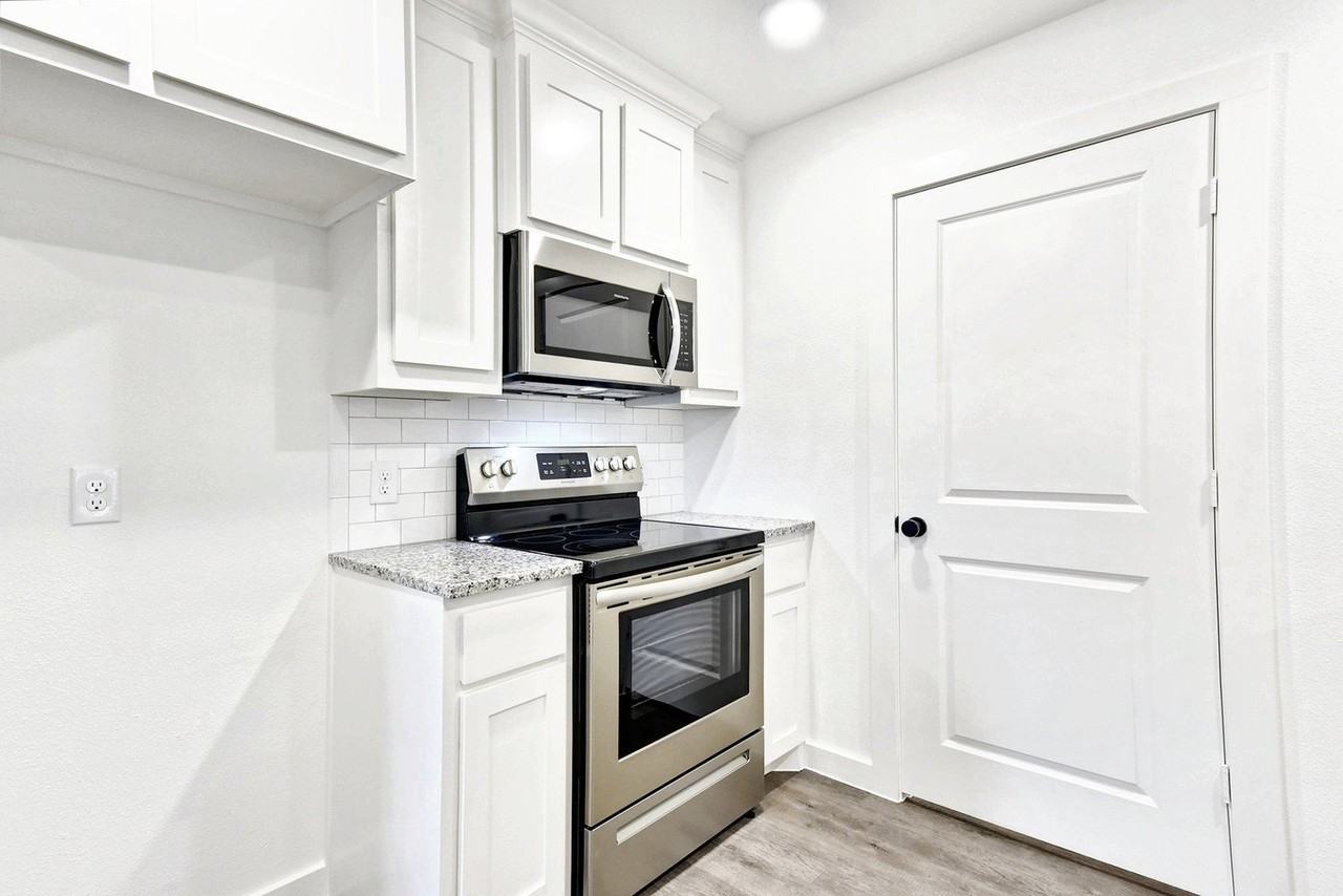 319 E Hull St - Photo 5 of 19