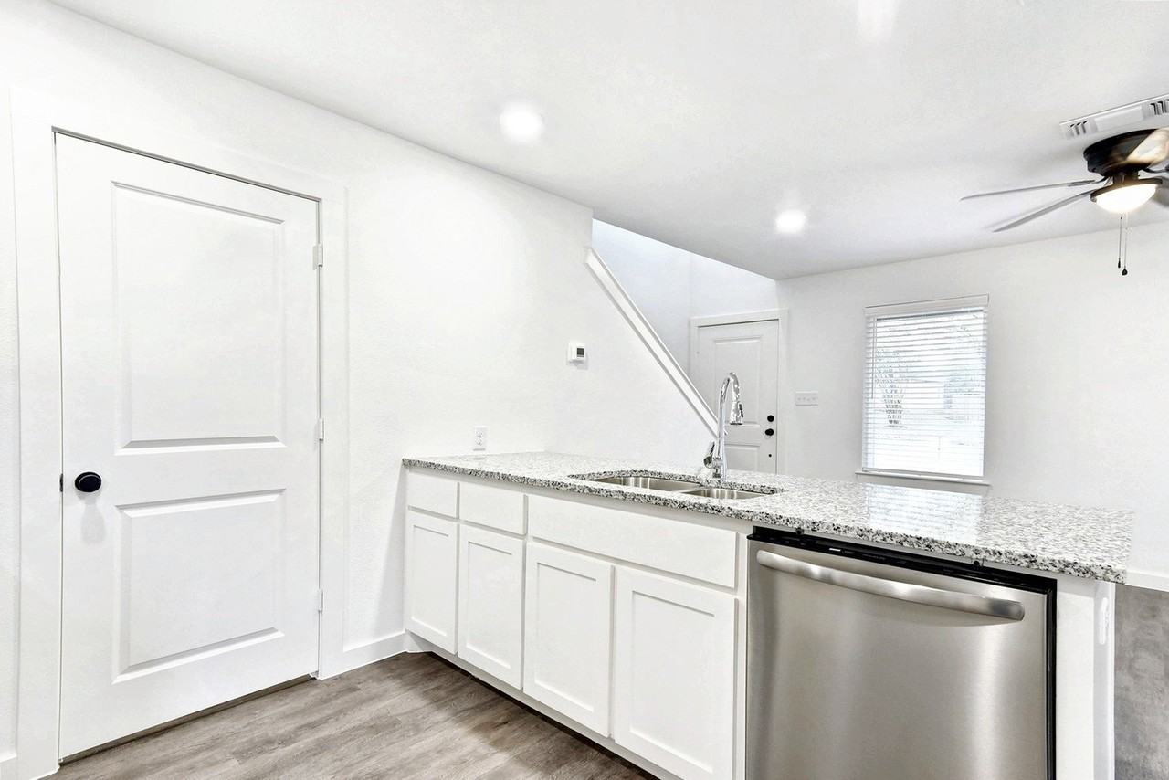 319 E Hull St - Photo 6 of 19