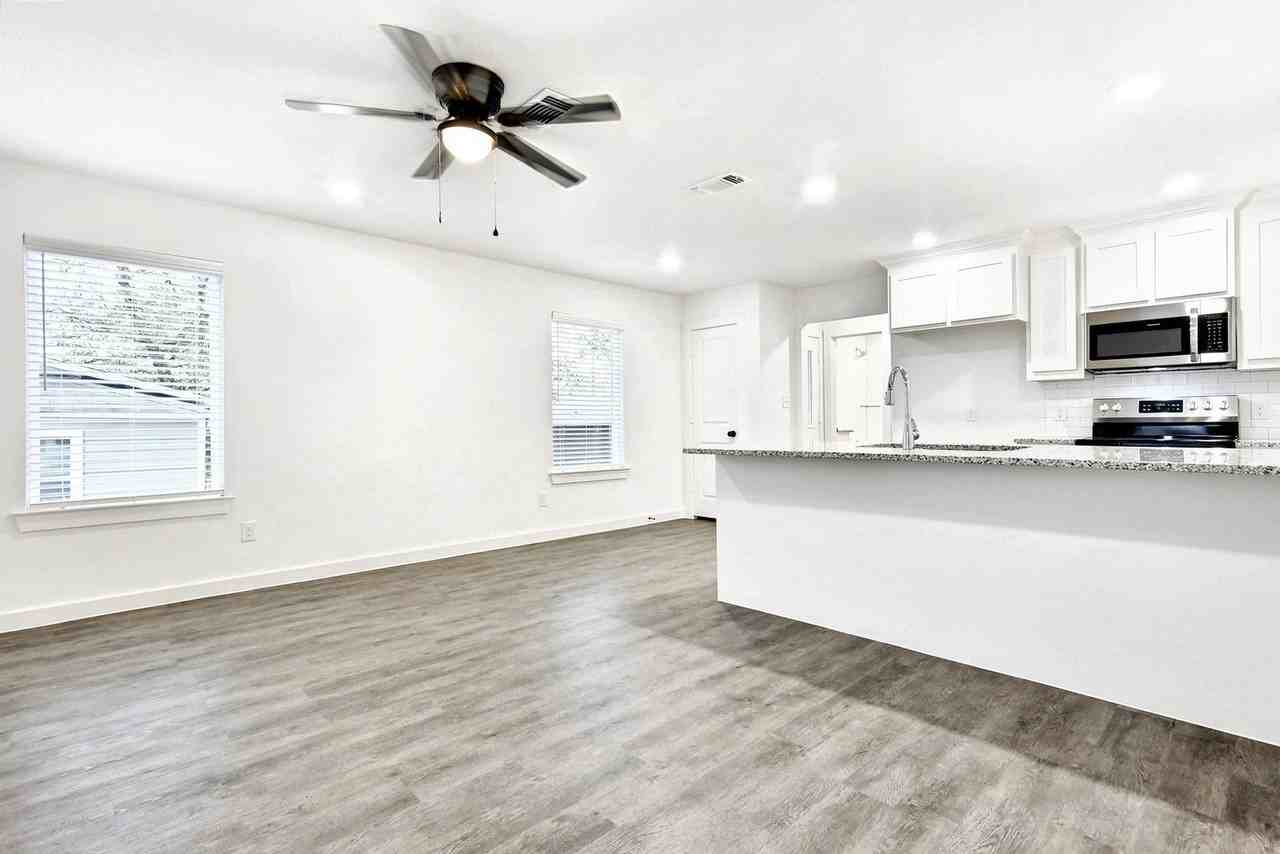 319 E Hull St - Photo 7 of 19