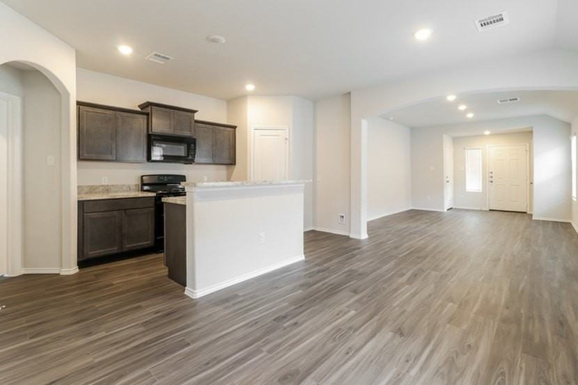 1502 Matthew Dr - Photo 4 of 13