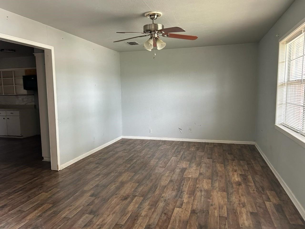 117 N Broadway St - Photo 6 of 11