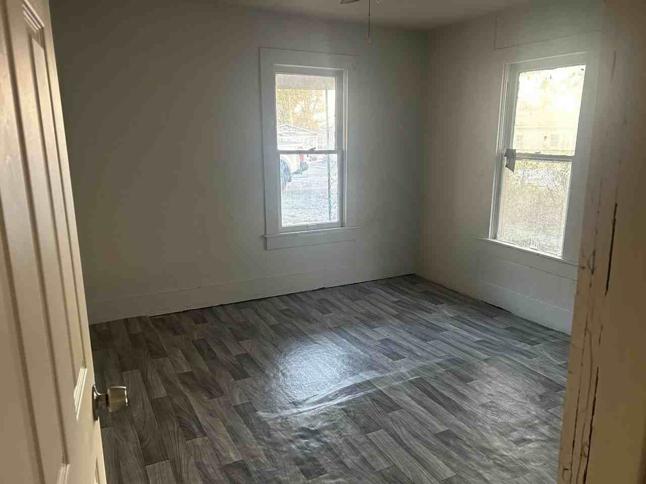 220 8th St - Photo 4 of 5