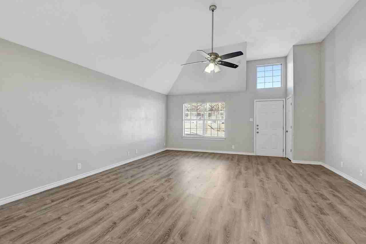 914 W Houston St - Photo 3 of 20