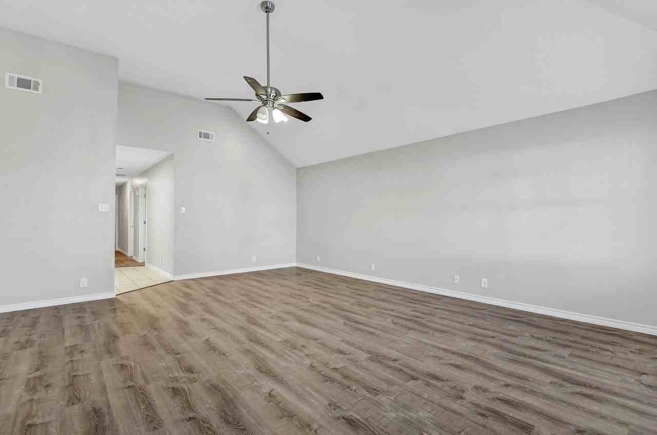 914 W Houston St - Photo 4 of 20