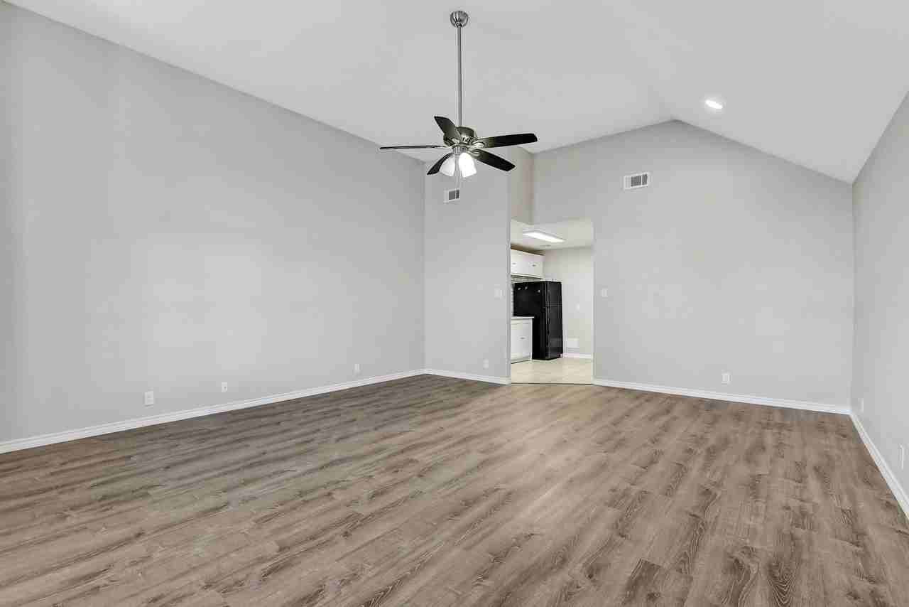 914 W Houston St - Photo 5 of 20