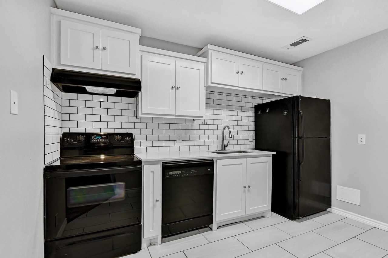 914 W Houston St - Photo 6 of 20