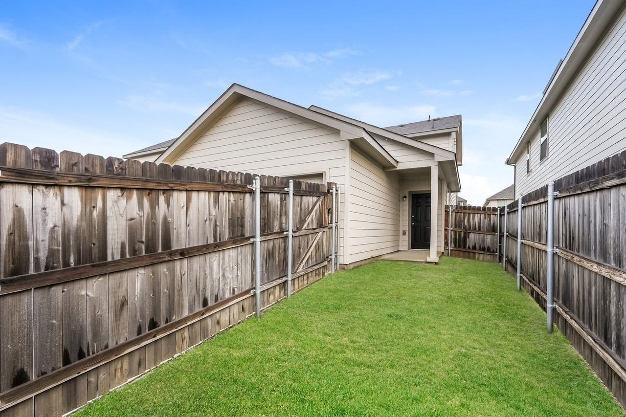 5504 Calm Waters Ct - Photo 3 of 16