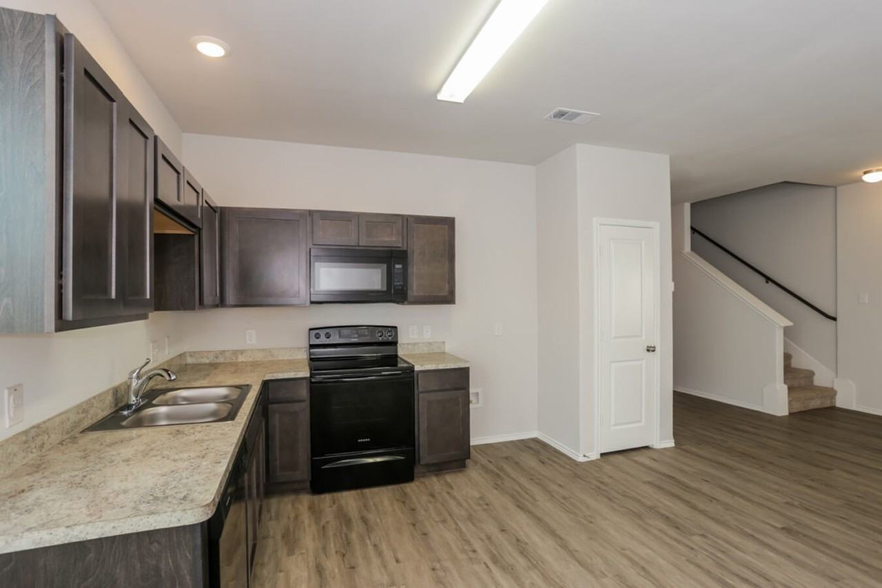 5504 Calm Waters Ct - Photo 4 of 16