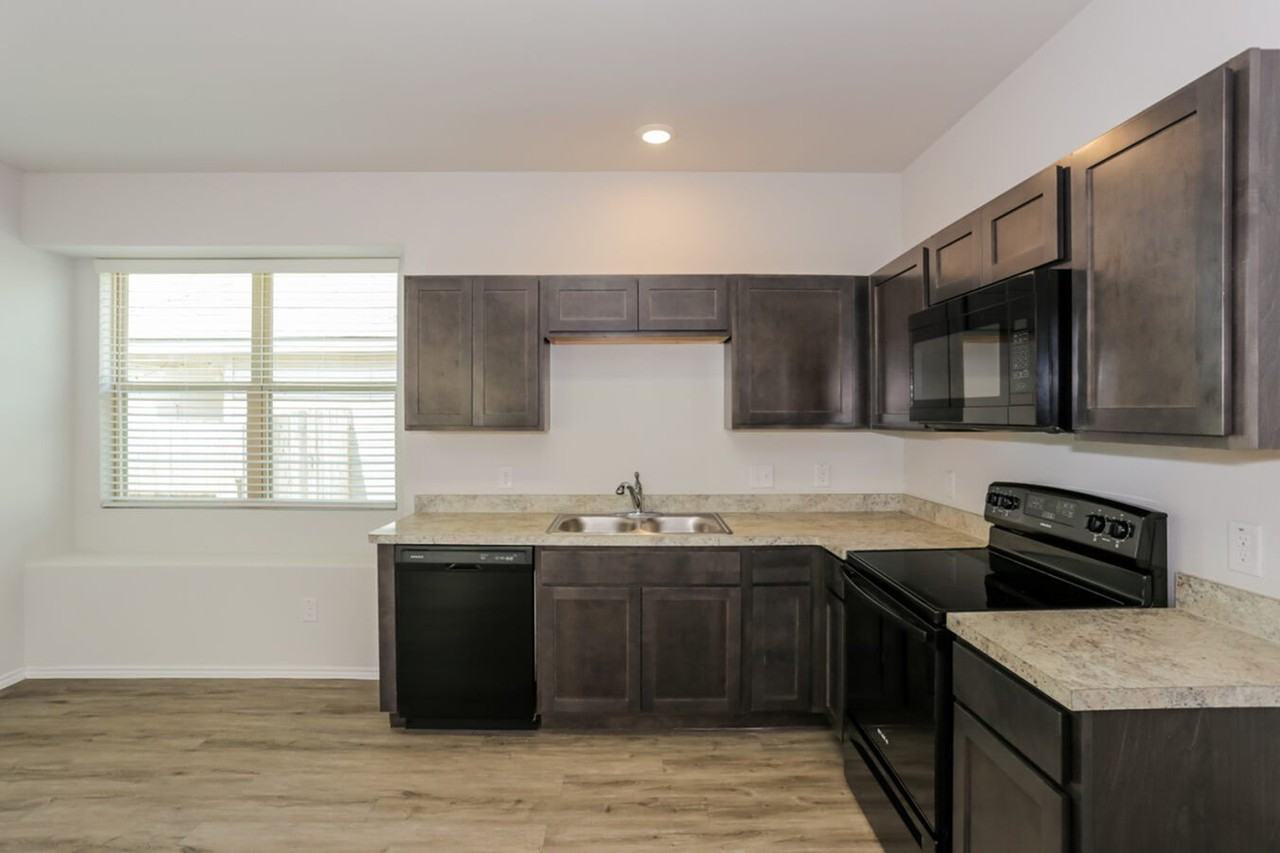 5504 Calm Waters Ct - Photo 5 of 16