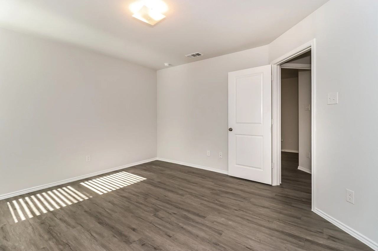 5216 Applegate Dr - Photo 6 of 17