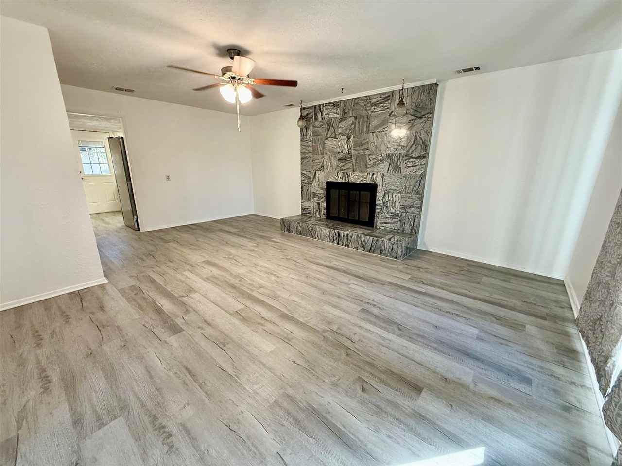 818 Westbrook Dr - Photo 3 of 12