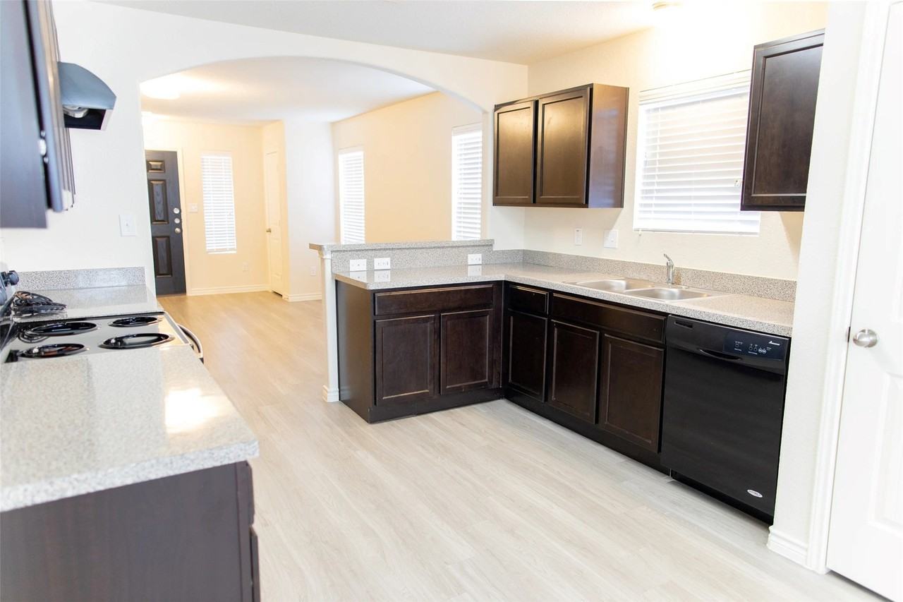 3953 Tarpon Springs Dr - Photo 3 of 13