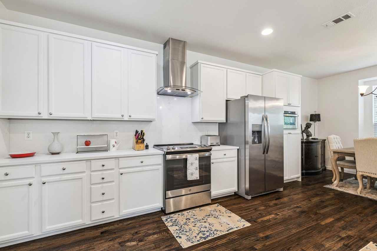 1700 Adams Pl - Photo 6 of 33