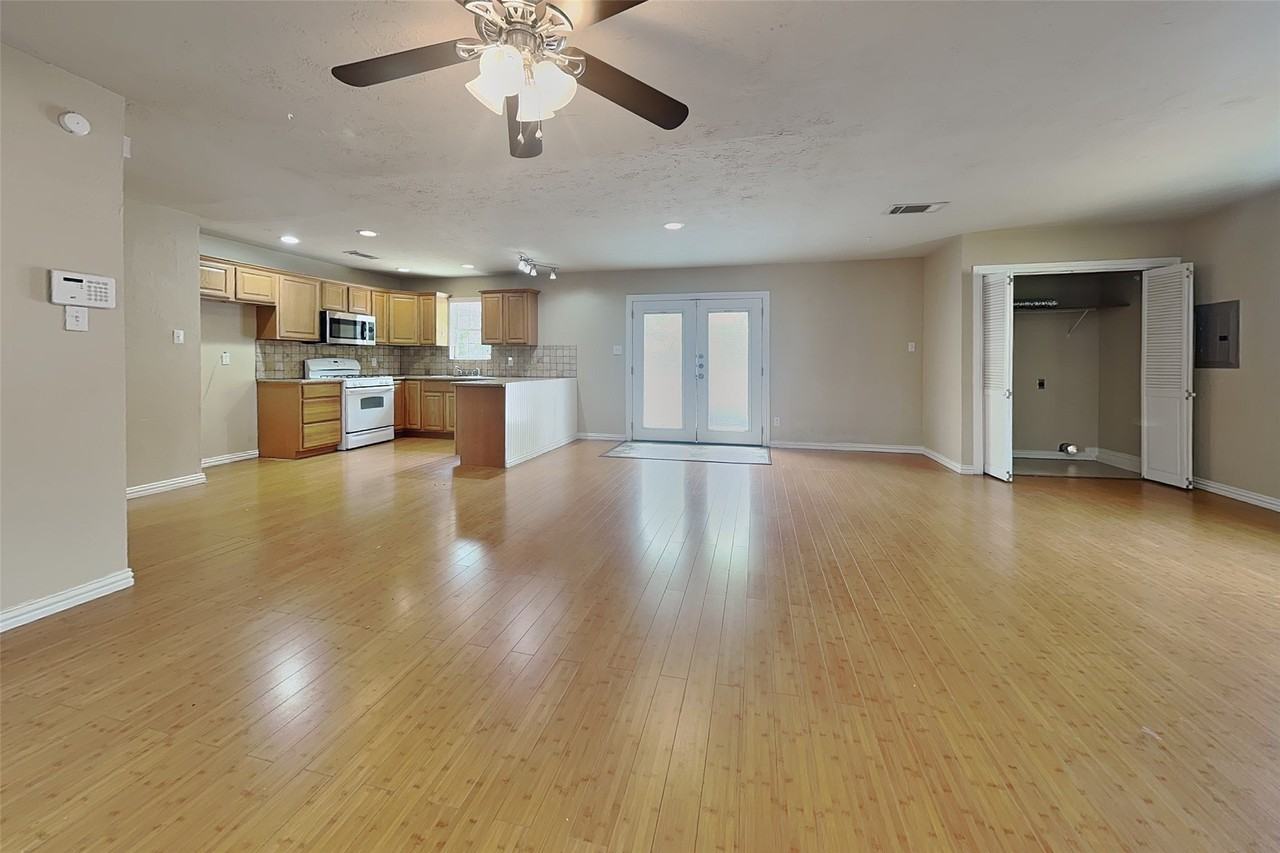 805 Aransas Dr - Photo 2 of 15