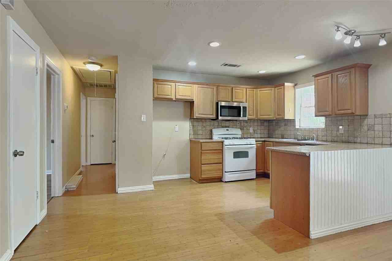 805 Aransas Dr - Photo 6 of 15
