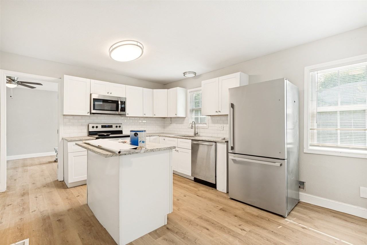422 Stone St - Photo 2 of 23