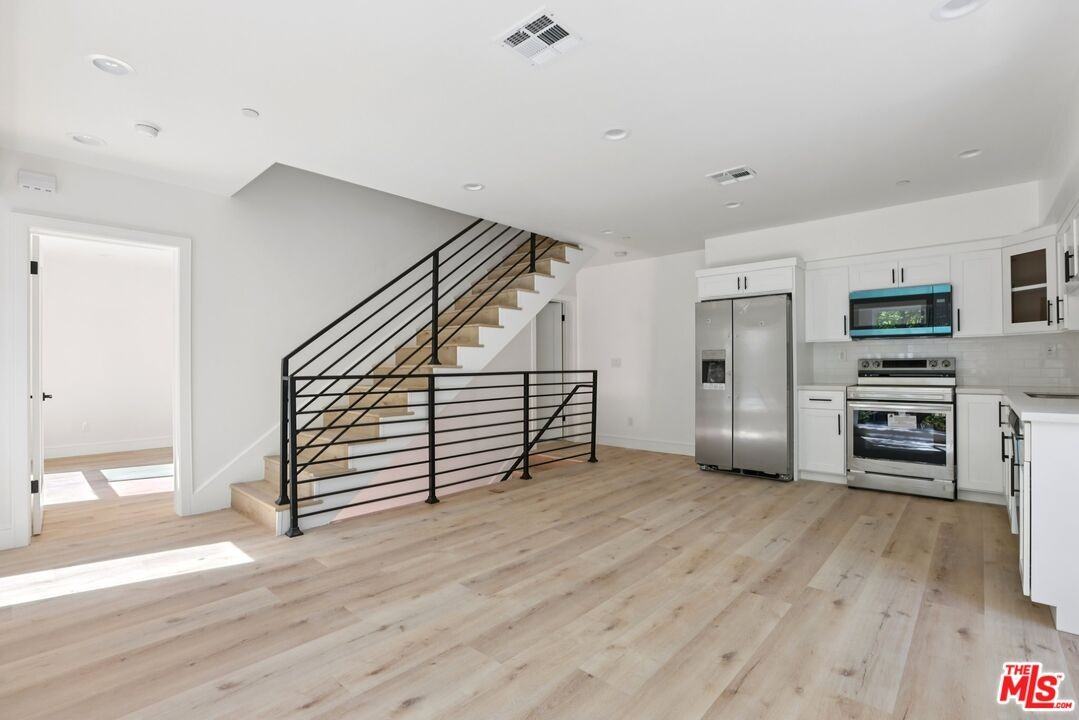 2111 Holly Dr - Photo 2 of 6
