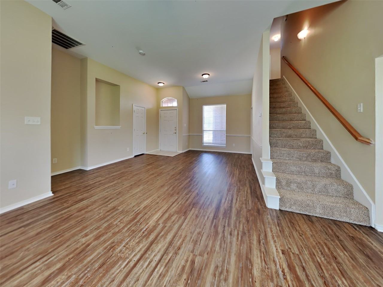 1829 Carver Dr - Photo 2 of 18