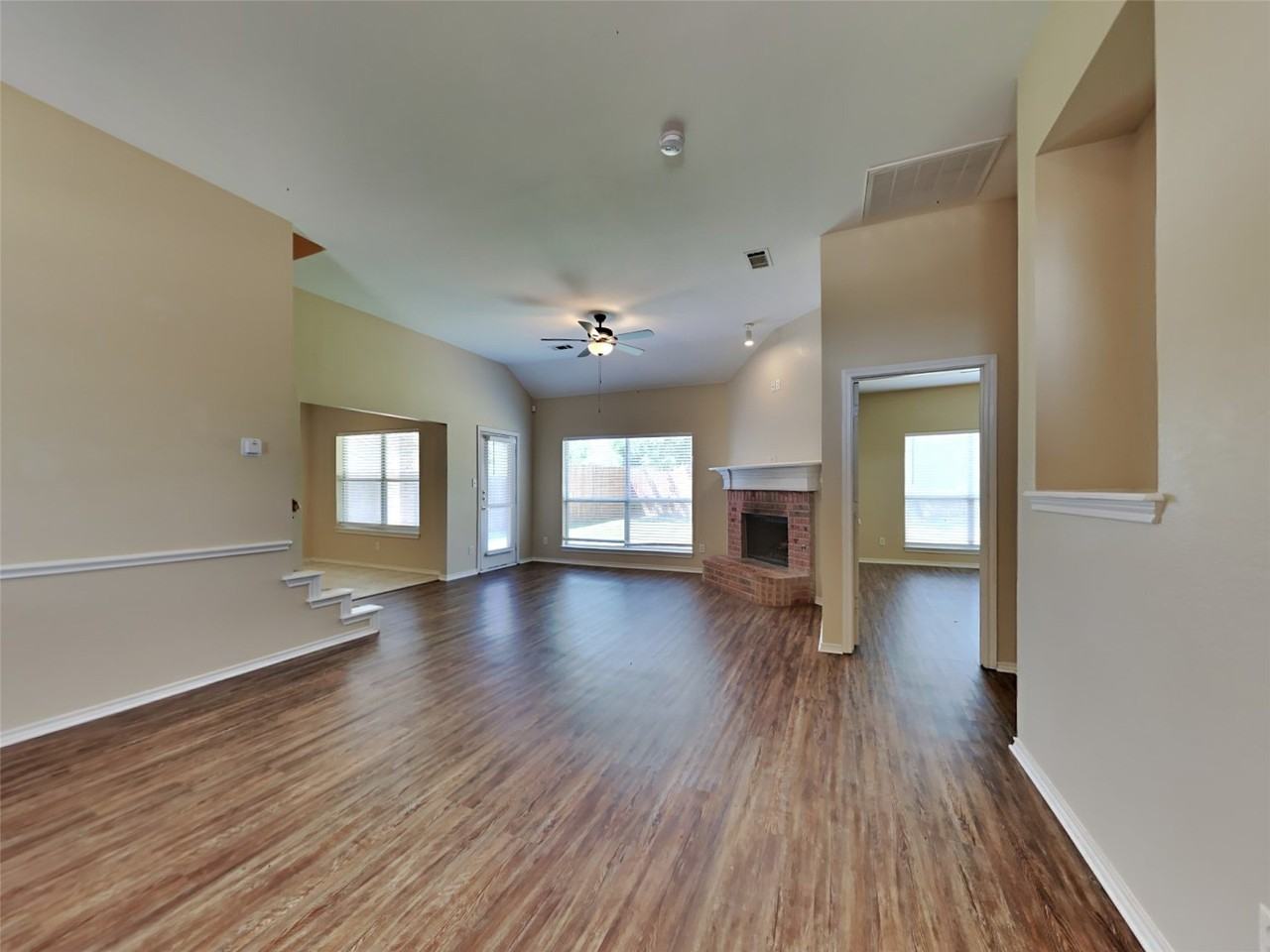 1829 Carver Dr - Photo 3 of 18