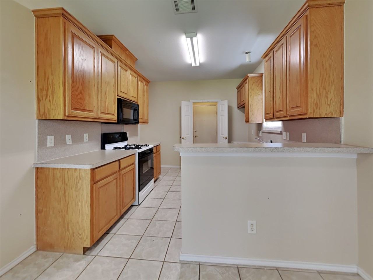 1829 Carver Dr - Photo 5 of 18