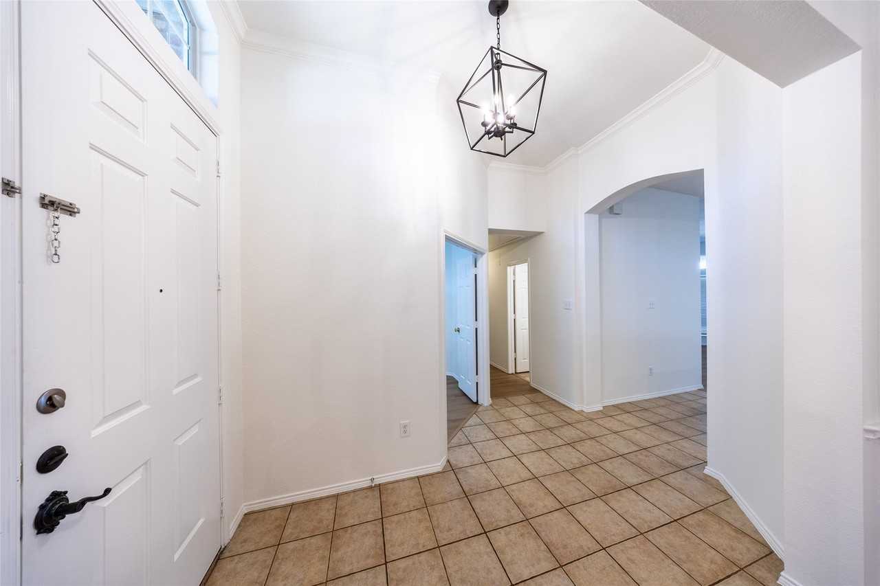 5708 Bedford Ln - Photo 4 of 31