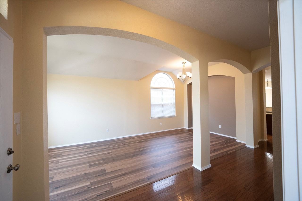 5521 Riverview Dr - Photo 4 of 31