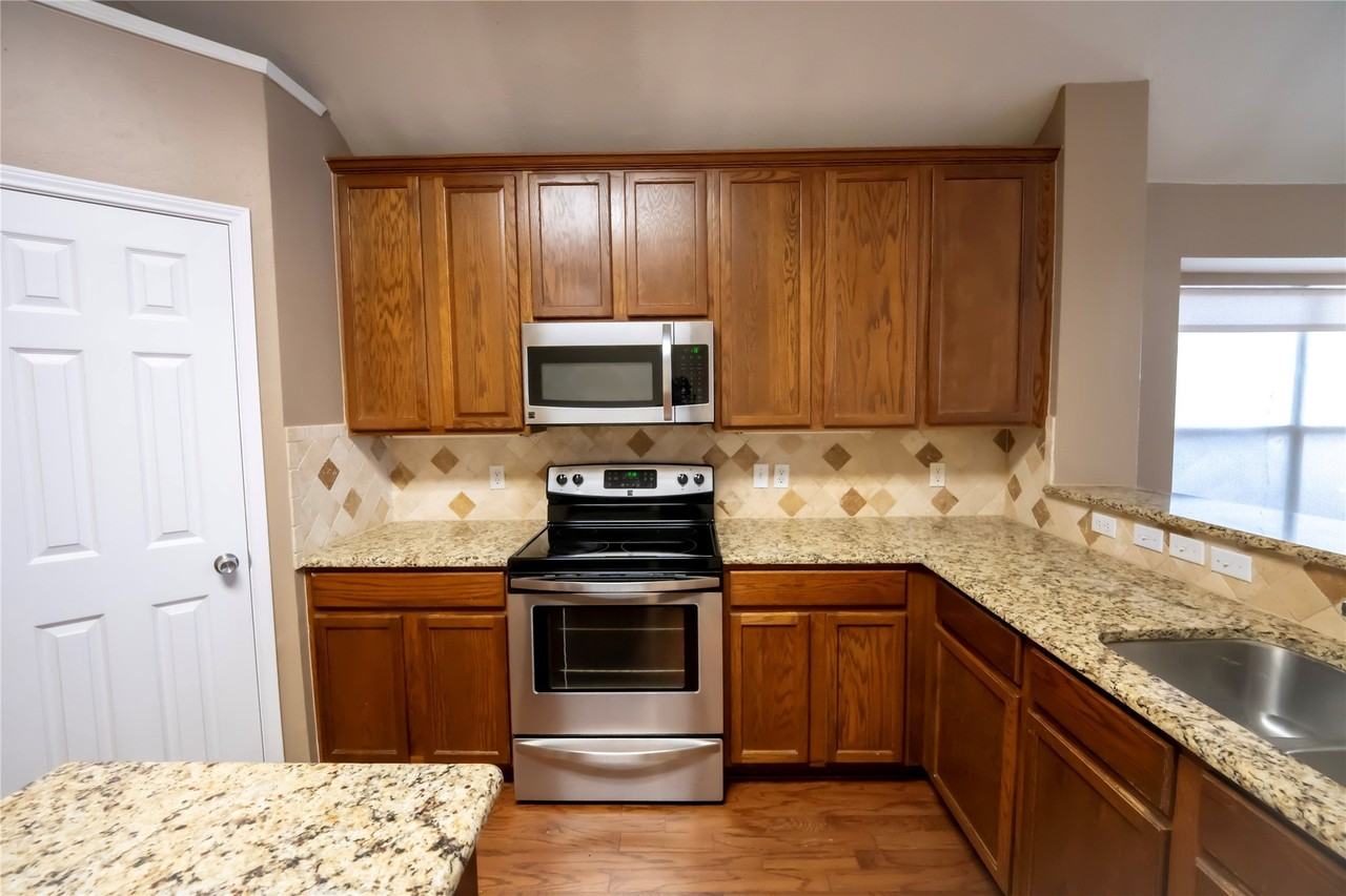 5521 Riverview Dr - Photo 6 of 31