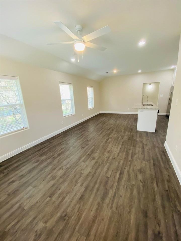 821 W Nelson St - Photo 2 of 13