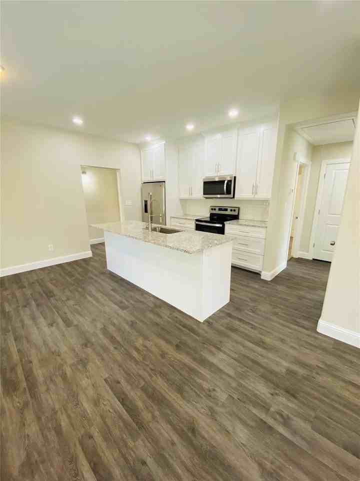 821 W Nelson St - Photo 3 of 13