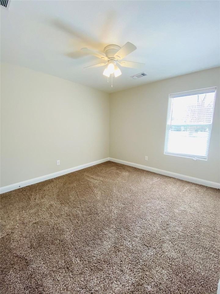 821 W Nelson St - Photo 5 of 13