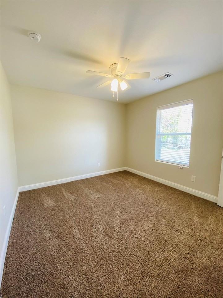 821 W Nelson St - Photo 7 of 13