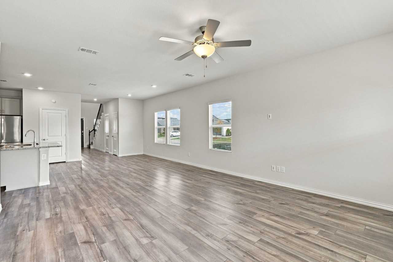 1801 Ash Oak Ln - Photo 3 of 15