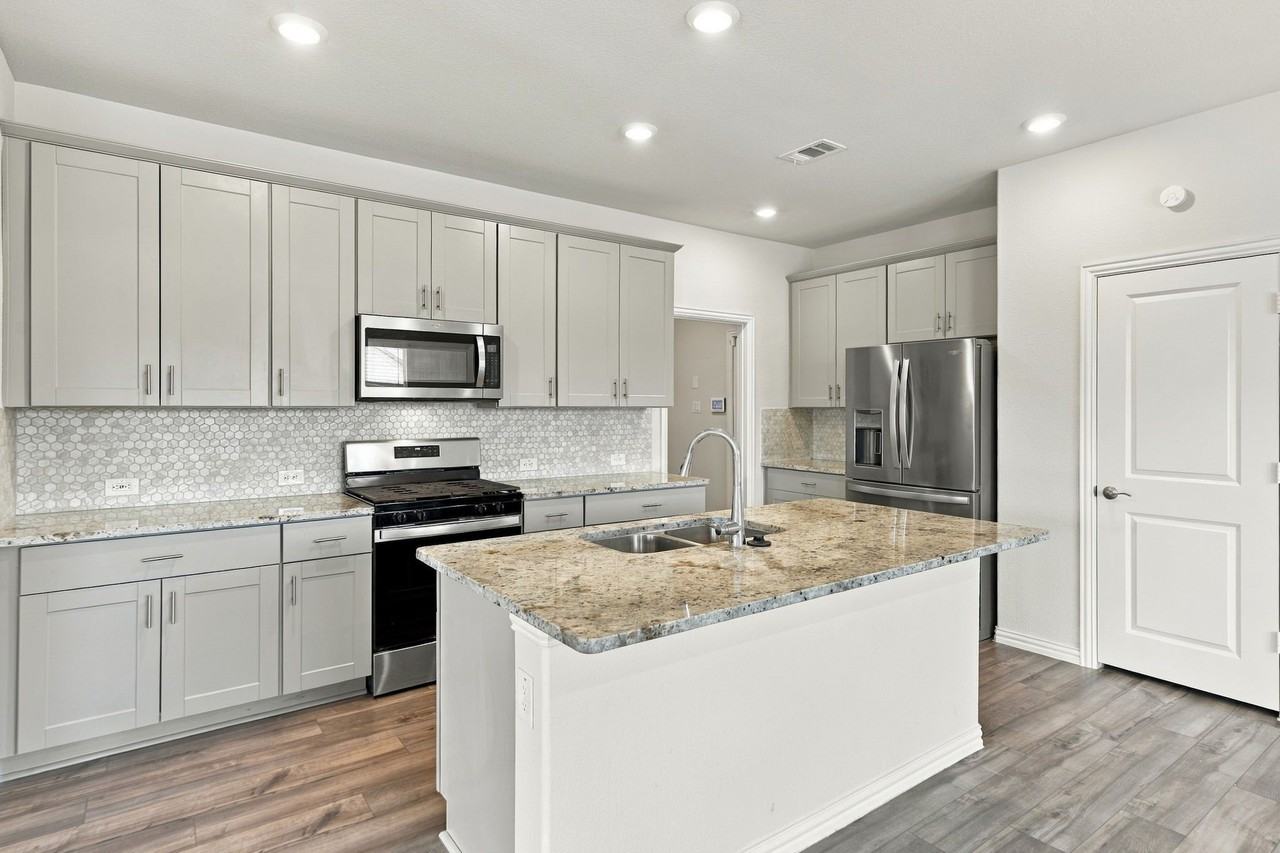 1801 Ash Oak Ln - Photo 4 of 15