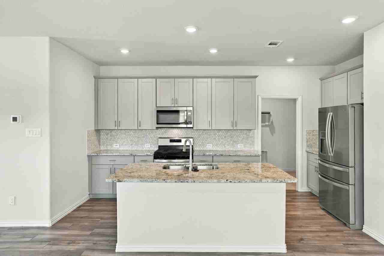 1801 Ash Oak Ln - Photo 5 of 15