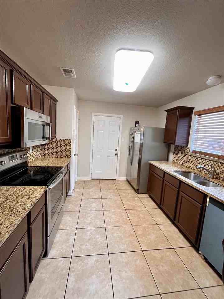 2336 Summit Ln - Photo 3 of 7